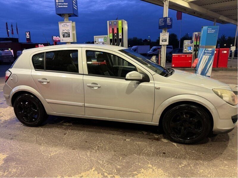 Grå Begagnad 2007 Opel Astra Halvkombi | 22 000 kr (Marknadspris) - Bild 1/4