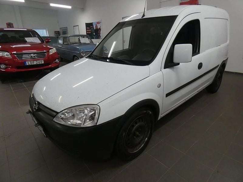 Begagnad Opel Combo 75 HK (55 kW) 2008 Vit Minibuss