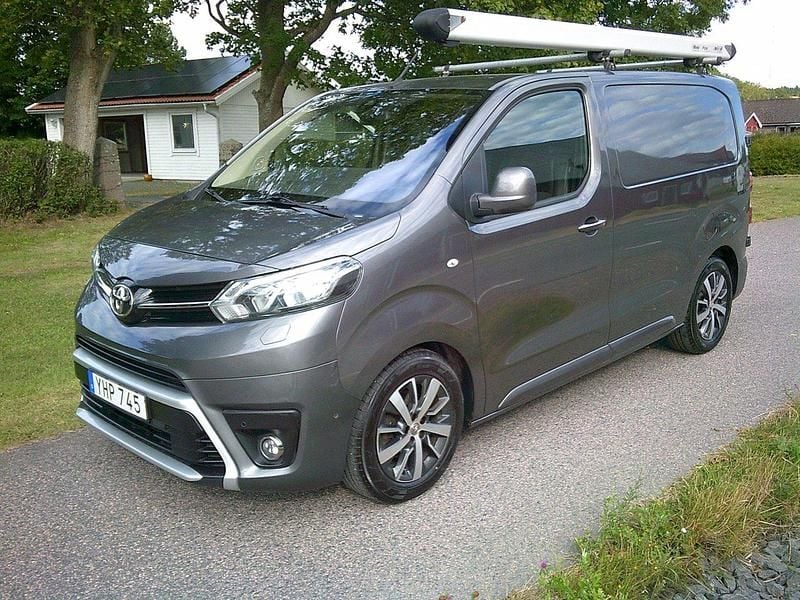 Mörkgrå (grå) Begagnad 2016 Toyota Proace Van | 104 800 kr (Superpris) - Bild 1/4