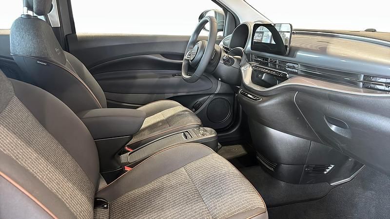 Begagnad Fiat 500e Icon 86 kW (118 HK) 2022 Grå (grey) Halvkombi