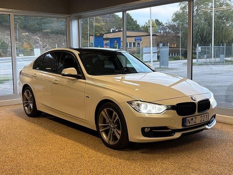 Vit Begagnad 2012 BMW 335 Sport Line Sedan | 199 900 kr (Superpris) - Bild 1/4