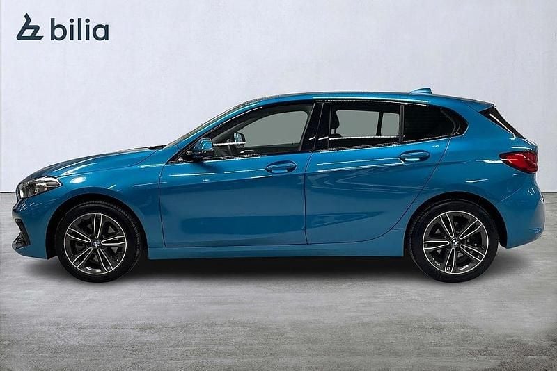Begagnad BMW 118 Sport Line 136 HK (100 kW) 2022 Blå Halvkombi