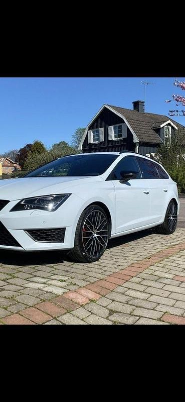 Grå Begagnad 2016 Cupra Leon Kombi | 179 500 kr (Marknadspris) - Bild 1/4