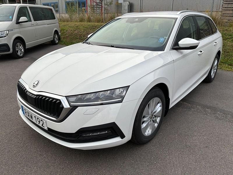 Vit Begagnad 2024 Skoda Octavia Ambition Kombi | 289 000 kr (Marknadspris) - Bild 1/3