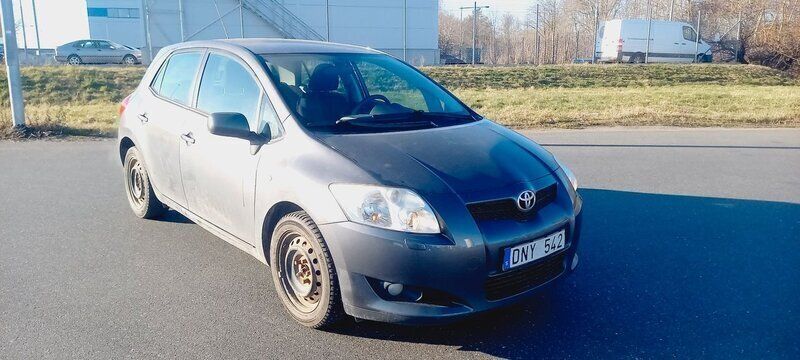 Mörkgrå (grå) Begagnad 2009 Toyota Auris Halvkombi | 29 900 kr (Marknadspris) - Bild 1/4