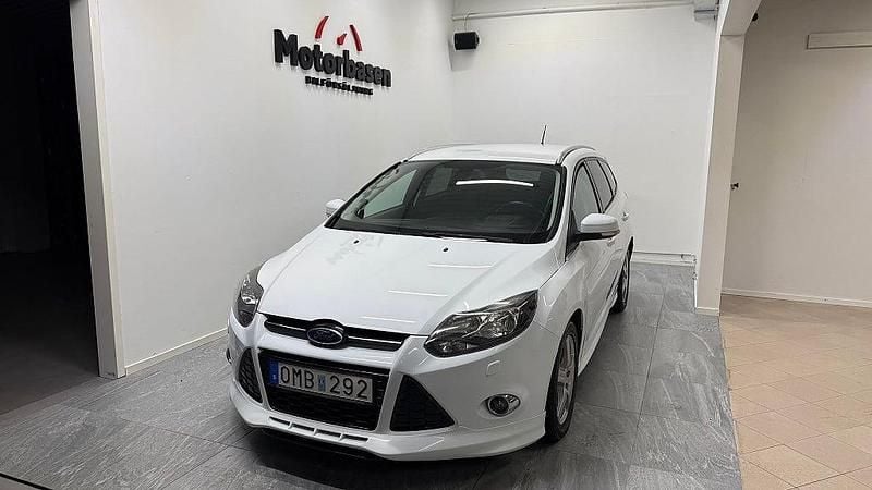 Begagnad Ford Focus Titanium 125 HK (91 kW) 2013 Vit Kombi