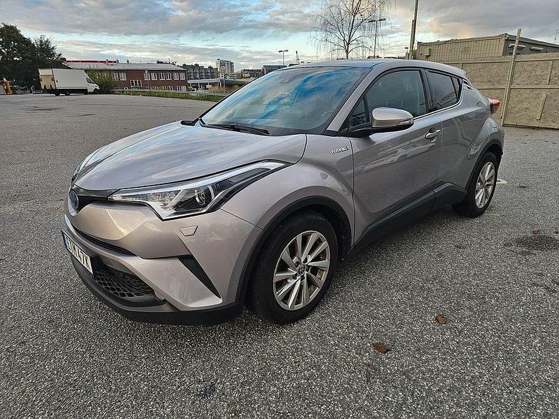 Mörkgrå Begagnad 2019 Toyota C-HR Edition SUV | 159 900 kr (Marknadspris) - Bild 1/4