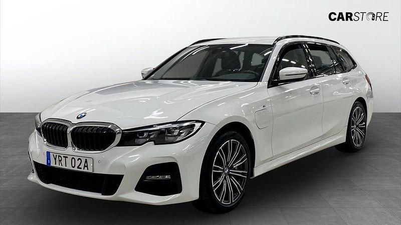 Vit Begagnad 2021 BMW 330 M Sport Kombi | 289 900 kr - Bild 1/4