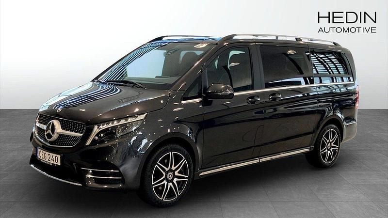Mörkgrå (black) Begagnad 2024 Mercedes V300 Avantgarde Minibuss | 809 900 kr (Marknadspris) - Bild 1/4