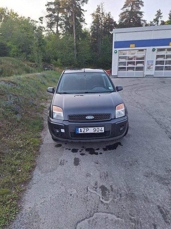 Grå Begagnad 2008 Ford Fusion Halvkombi | 15 000 kr (Marknadspris) - Bild 1/4