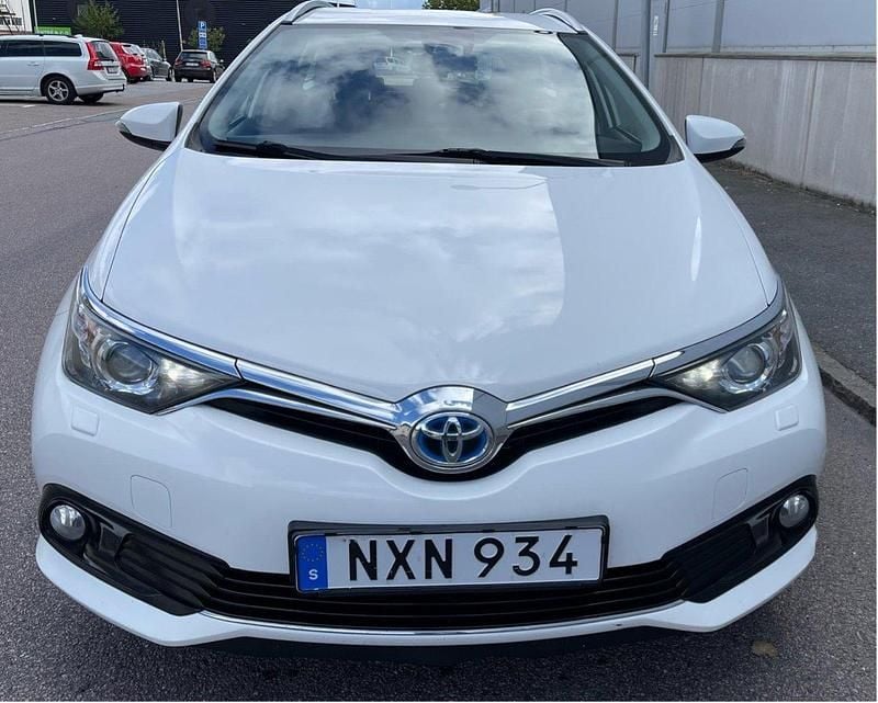 Vit Begagnad 2016 Toyota Auris Touring Sports Active Kombi | 144 900 kr (Marknadspris) - Bild 1/4