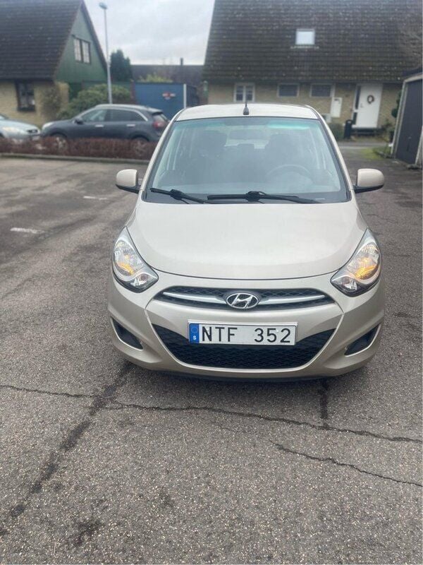 Silver Begagnad 2011 Hyundai i10 Premium Halvkombi | 32 000 kr (Marknadspris) - Bild 1/4