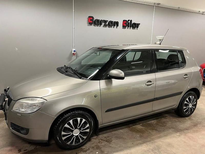 Brun Begagnad 2008 Skoda Fabia Halvkombi | 29 999 kr (Marknadspris) - Bild 1/4