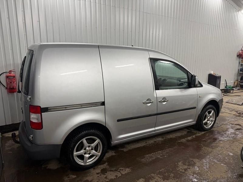 Begagnad VW Caddy 105 HK (77 kW) 2010 Silver Minibuss