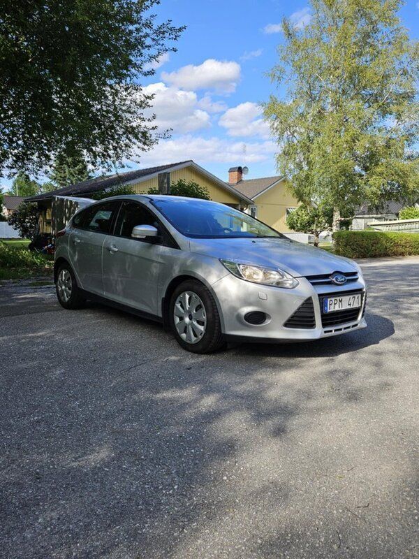 Grå Begagnad 2012 Ford Focus Trend Halvkombi | 47 000 kr (Marknadspris) - Bild 1/2