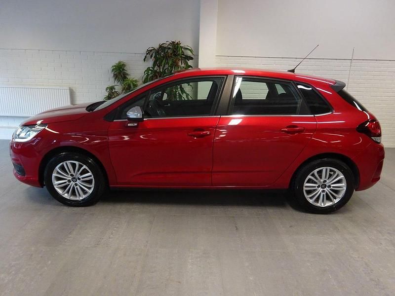 Röd Begagnad 2016 Citroën C4 Halvkombi | 109 900 kr (Marknadspris) - Bild 1/4