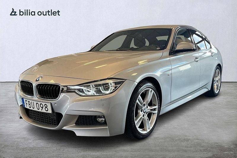 Silver Begagnad 2017 BMW 318 M Sport Sedan | 219 900 kr (Marknadspris) - Bild 1/3