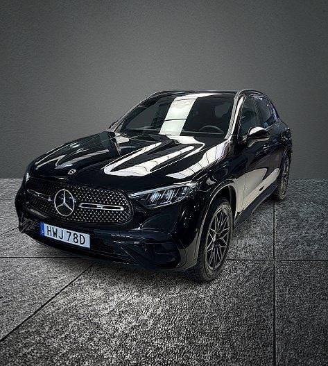 Svart Begagnad 2023 Mercedes GLC300e AMG SUV | 599 900 kr (Bra pris) - Bild 1/1