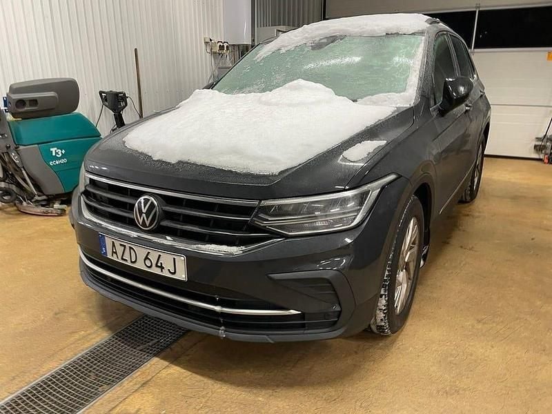 Begagnad VW Tiguan 150 HK (110 kW) 2023 Uranogrå SUV