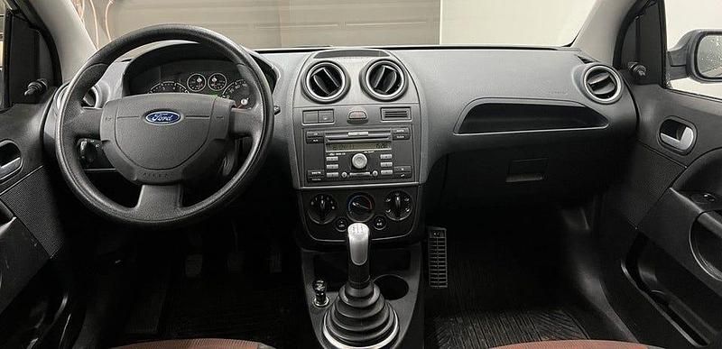 Begagnad Ford Fiesta 69 HK (50 kW) 2007 Svart Halvkombi