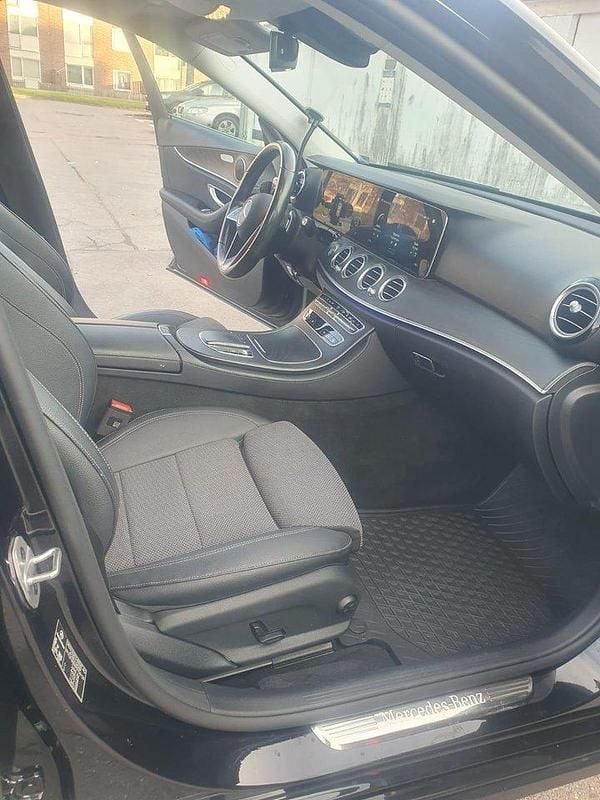 Svart Begagnad 2023 Mercedes E220 Avantgarde Sedan | 365 000 kr (Marknadspris) - Bild 1/4