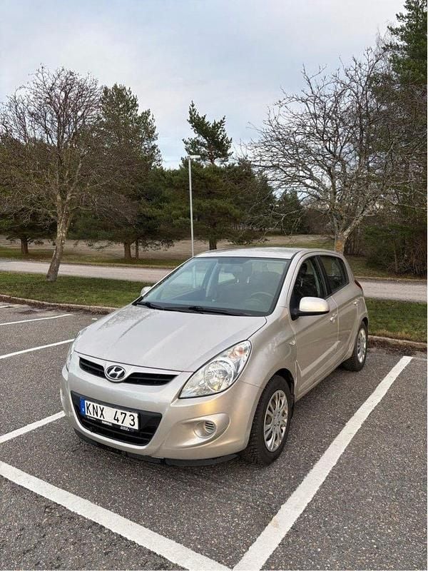 Silver Begagnad 2010 Hyundai i20 Halvkombi | 49 000 kr (Bra pris) - Bild 1/4