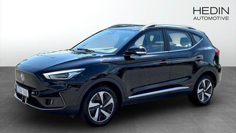 Svart (black) Begagnad 2022 MG ZS Luxury Sedan | 249 900 kr (Bra pris) - Bild 1/4