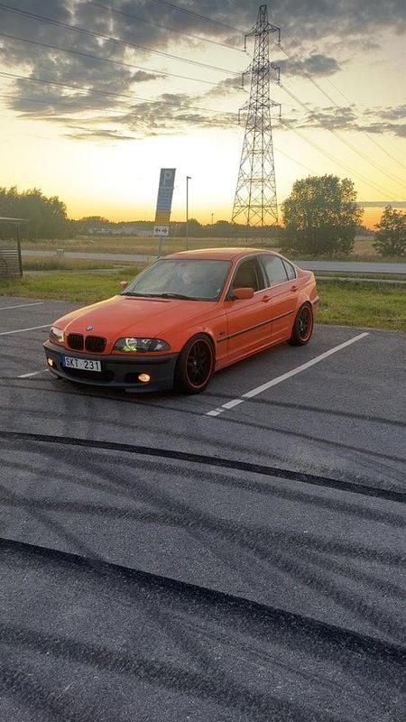 Orange Begagnad 2001 BMW 325 Sedan | 30 000 kr (Bra pris) - Bild 1/4