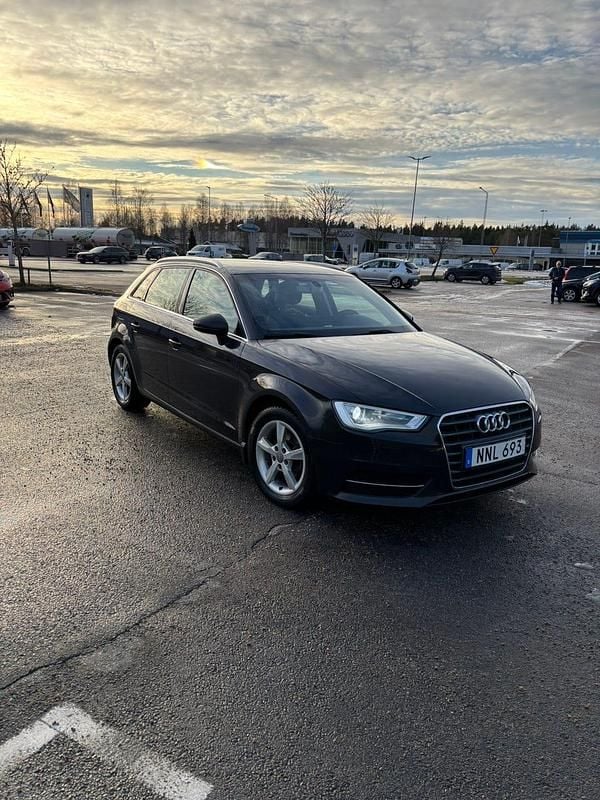 Ser svart ut Begagnad 2016 Audi A3 Sportback Halvkombi | 95 000 kr (Bra pris) - Bild 1/4