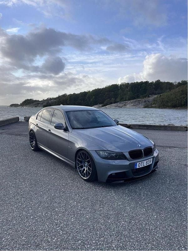 Grå Begagnad 2009 BMW 330 Comfort Edition Sedan | 119 000 kr (Lite dyr) - Bild 1/4