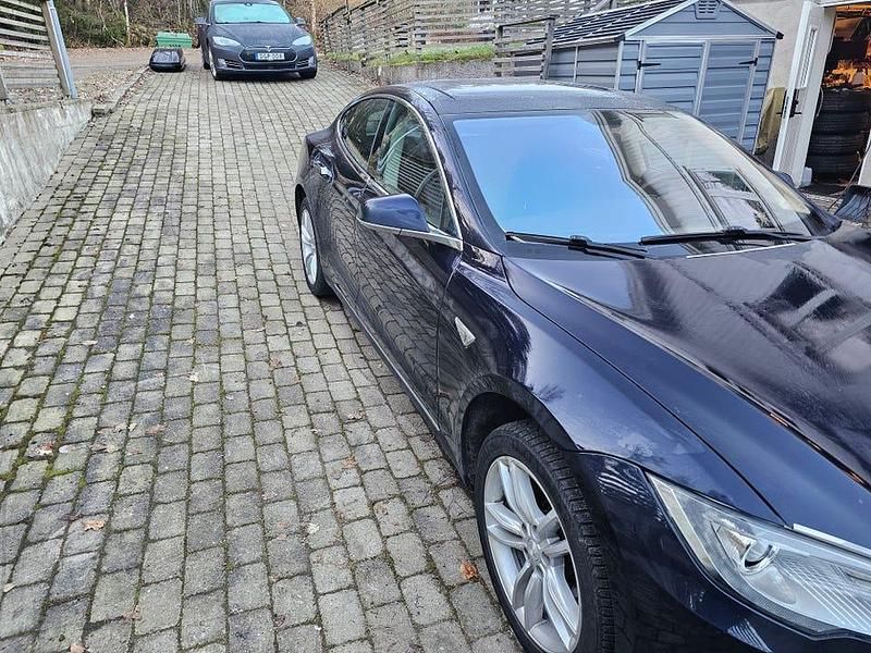 Begagnad Tesla Model S 278 kW (378 HK) 2014 Deep blue metallic Halvkombi