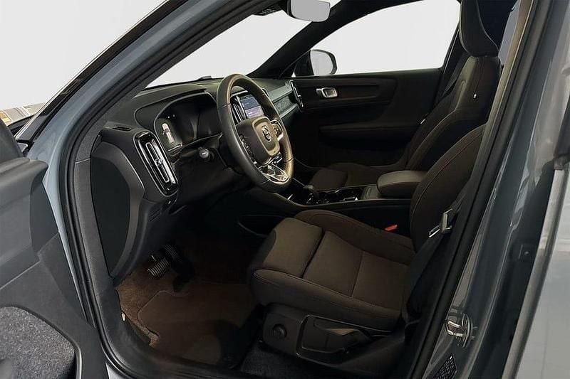 Begagnad Volvo XC40 Core 175 kW (238 HK) 2023 Grå SUV