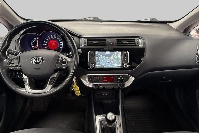 Begagnad Kia Rio 84 HK (61 kW) 2016 Svart Halvkombi