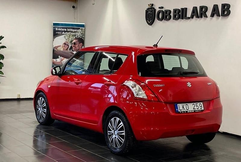 Begagnad Suzuki Swift 94 HK (69 kW) 2011 Röd Halvkombi