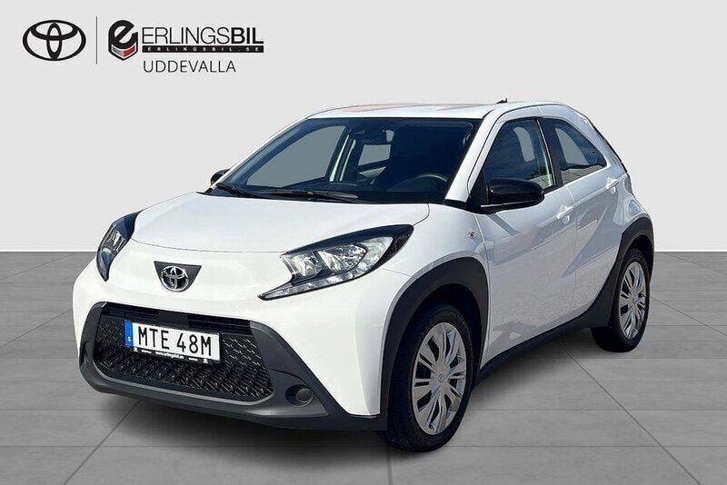 Vit Begagnad 2022 Toyota Aygo Play Halvkombi | 189 000 kr (Lite dyr) - Bild 1/3
