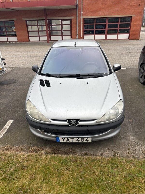 Grå Begagnad 2001 Peugeot 206 Halvkombi | 13 000 kr (Bra pris) - Bild 1/3