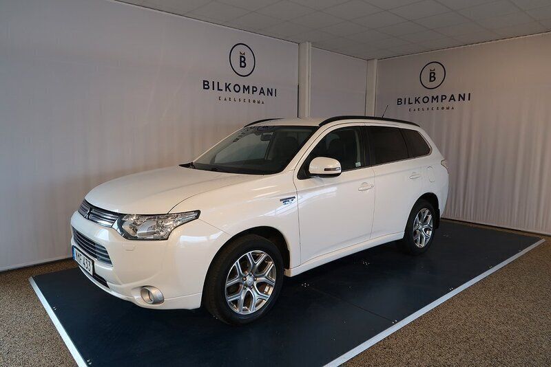 Vit Begagnad 2014 Mitsubishi Outlander P-HEV Sedan | 124 800 kr (Superpris) - Bild 1/4