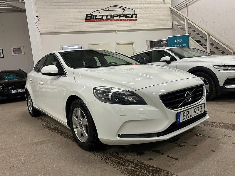 Vit Begagnad 2014 Volvo V40 Halvkombi | 129 000 kr (Marknadspris) - Bild 1/4