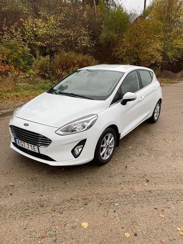 Vit Begagnad 2021 Ford Fiesta Titanium Halvkombi | 89 000 kr (Superpris) - Bild 1/4