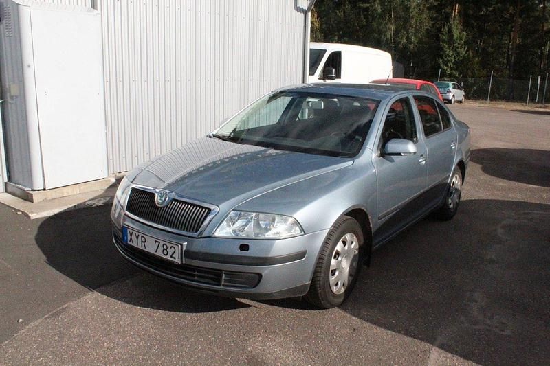 Grå Begagnad 2006 Skoda Octavia Halvkombi | 39 000 kr (Dyr) - Bild 1/4