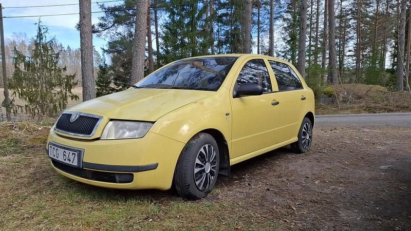 Gul Begagnad 2002 Skoda Fabia Halvkombi | 11 500 kr (Superpris) - Bild 1/4