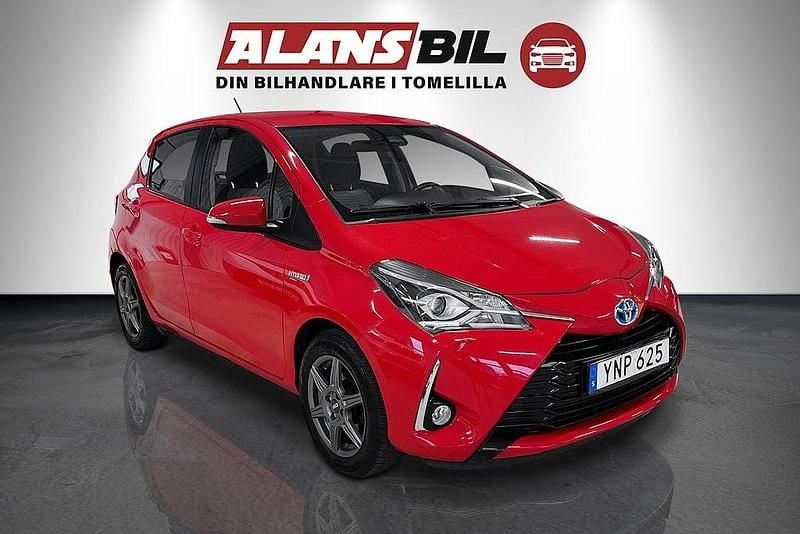 Röd Begagnad 2017 Toyota Yaris Hybrid Active Halvkombi | 124 000 kr (Superpris) - Bild 1/4