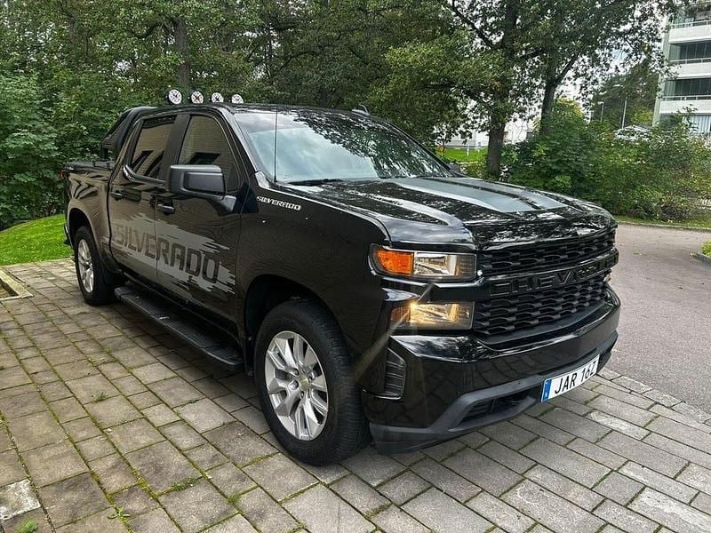 Svart Begagnad 2020 Chevrolet Silverado Pickup | 284 900 kr - Bild 1/4