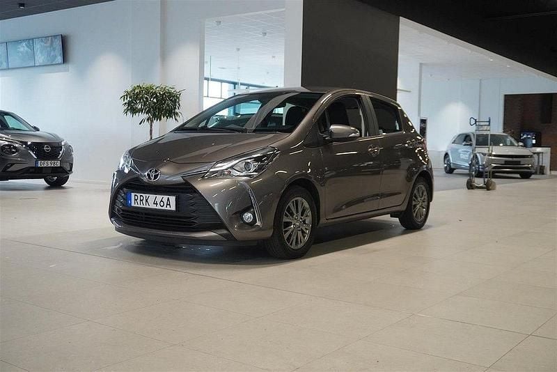 Mörkgrå Begagnad 2019 Toyota Yaris Active Halvkombi | 154 800 kr (Marknadspris) - Bild 1/4