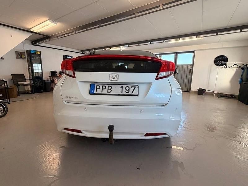 Begagnad Honda Civic Executive 150 HK (110 kW) 2012 Vit Halvkombi