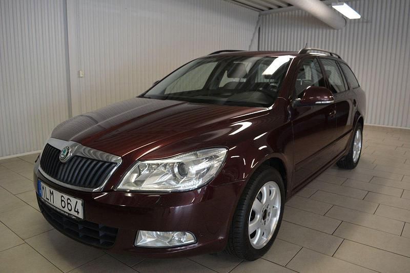 Mörkröd (röd) Begagnad 2012 Skoda Octavia Elegance Kombi | 52 000 kr (Bra pris) - Bild 1/3