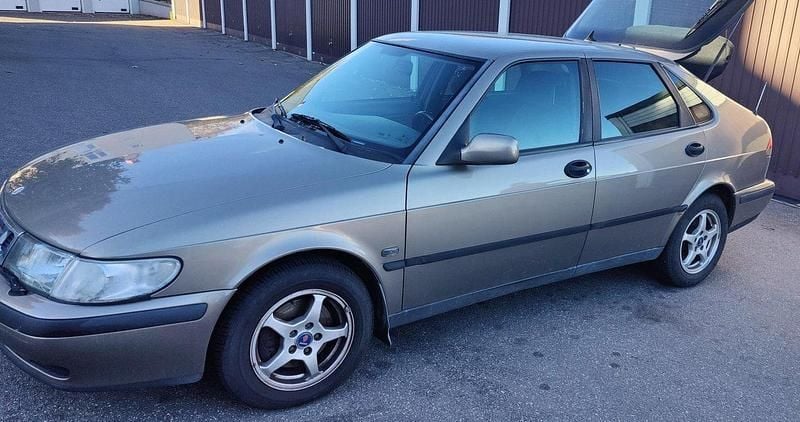Brun Begagnad 2003 Saab 9-3 Halvkombi | 11 000 kr (Marknadspris) - Bild 1/4
