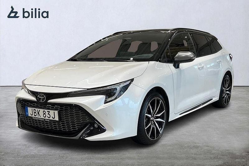 Vit Begagnad 2025 Toyota Corolla Sport Kombi | 389 900 kr (Marknadspris) - Bild 1/3