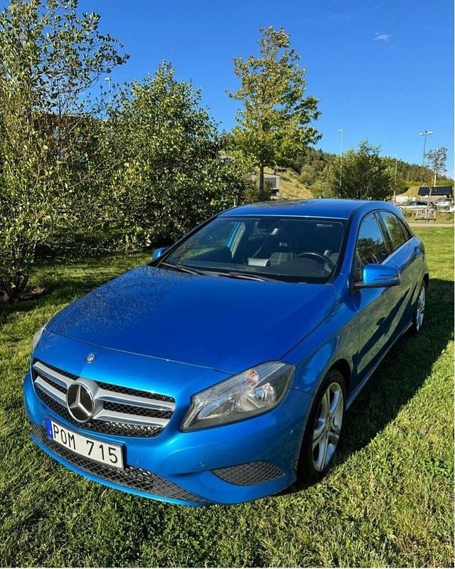 Blå Begagnad 2014 Mercedes A180 Halvkombi | 110 000 kr (Bra pris) - Bild 1/4