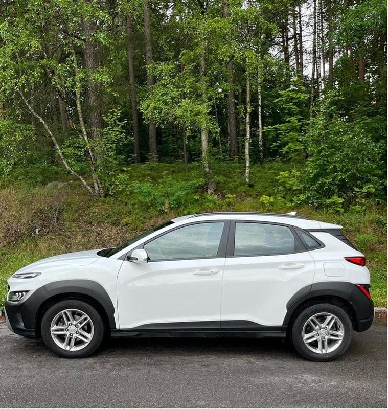 Vit Begagnad 2022 Hyundai Kona Essential SUV | 175 000 kr (Marknadspris) - Bild 1/4